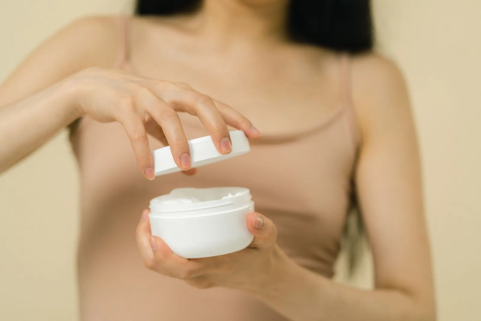 Comparer baumes, gels et laits pour savoir laquelle choisir selon la saison et la nature d