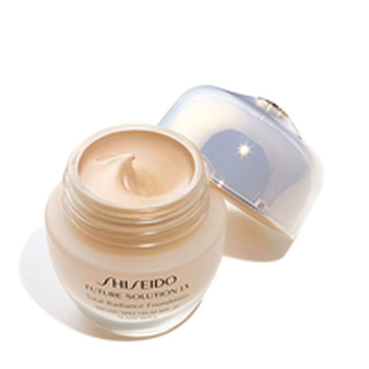 Base de Maquillage Crémeuse Shiseido dans un pot, idéal pour un teint lumineux et séduisant.