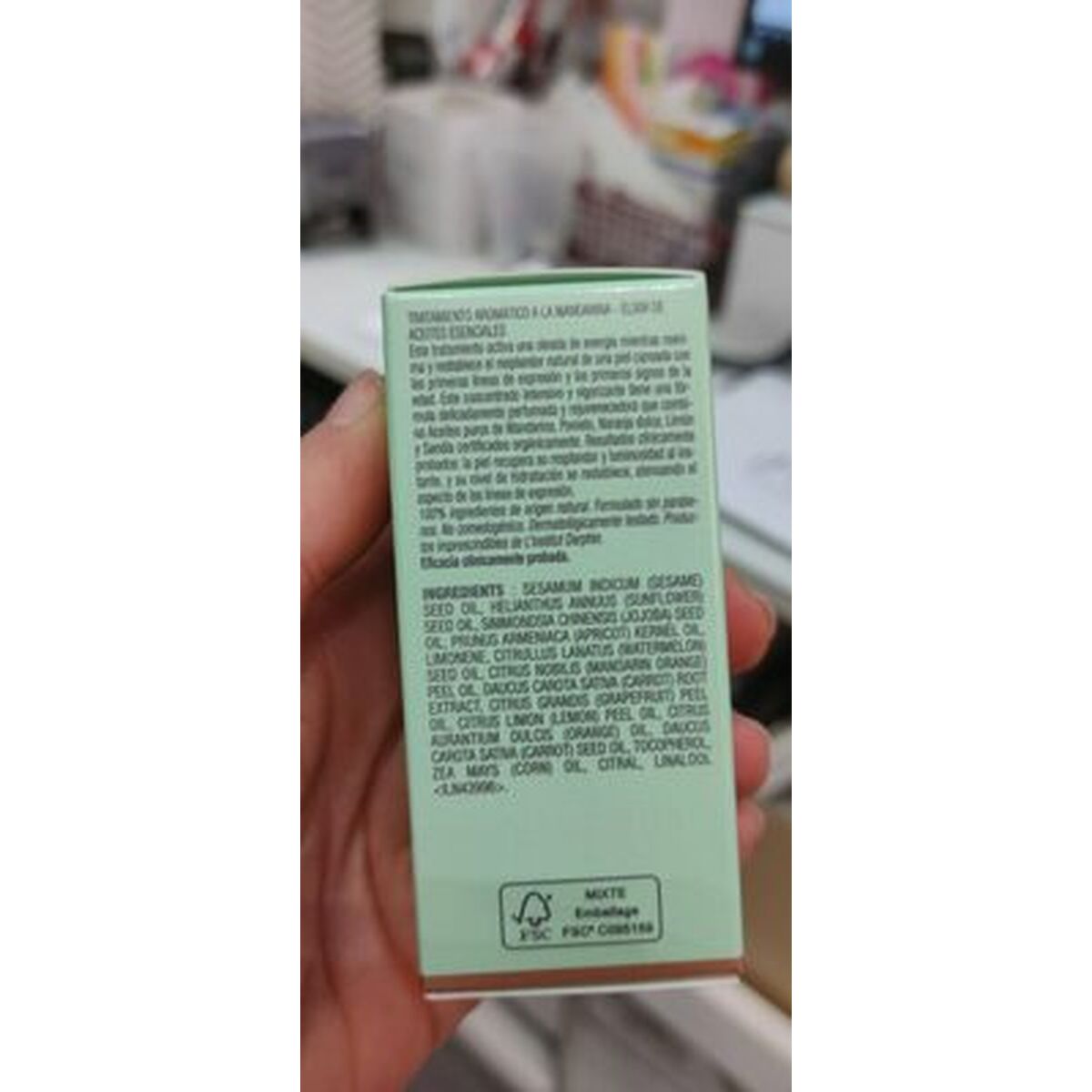 Ingredients list for Parfum Unisexe Darphin on its packaging, showcasing authenticity and suitability for all skin types.
