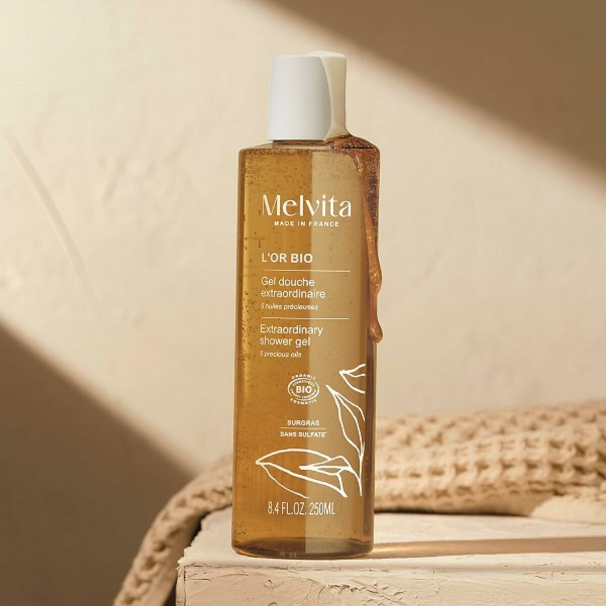 Mousse nettoyante Melvita L'OR BIO 250 ml in a clear bottle, featuring natural ingredients, suitable for all skin types.