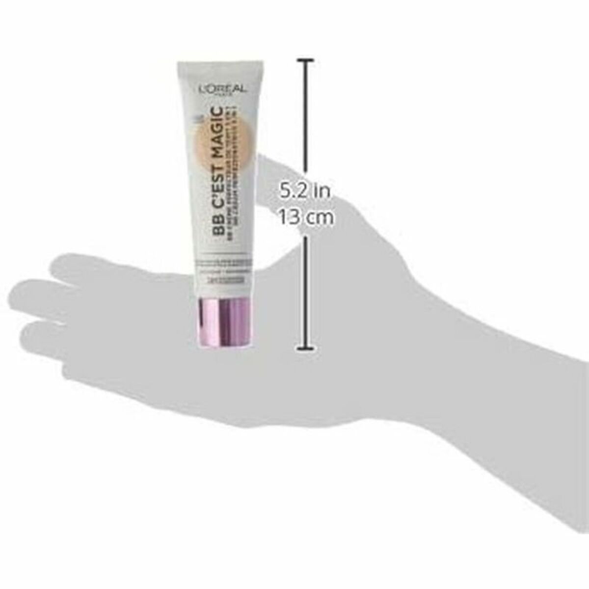 Tube de crème hydratante L'Oreal Make Up mesurant 5,2 pouces, illustrée dans une main.