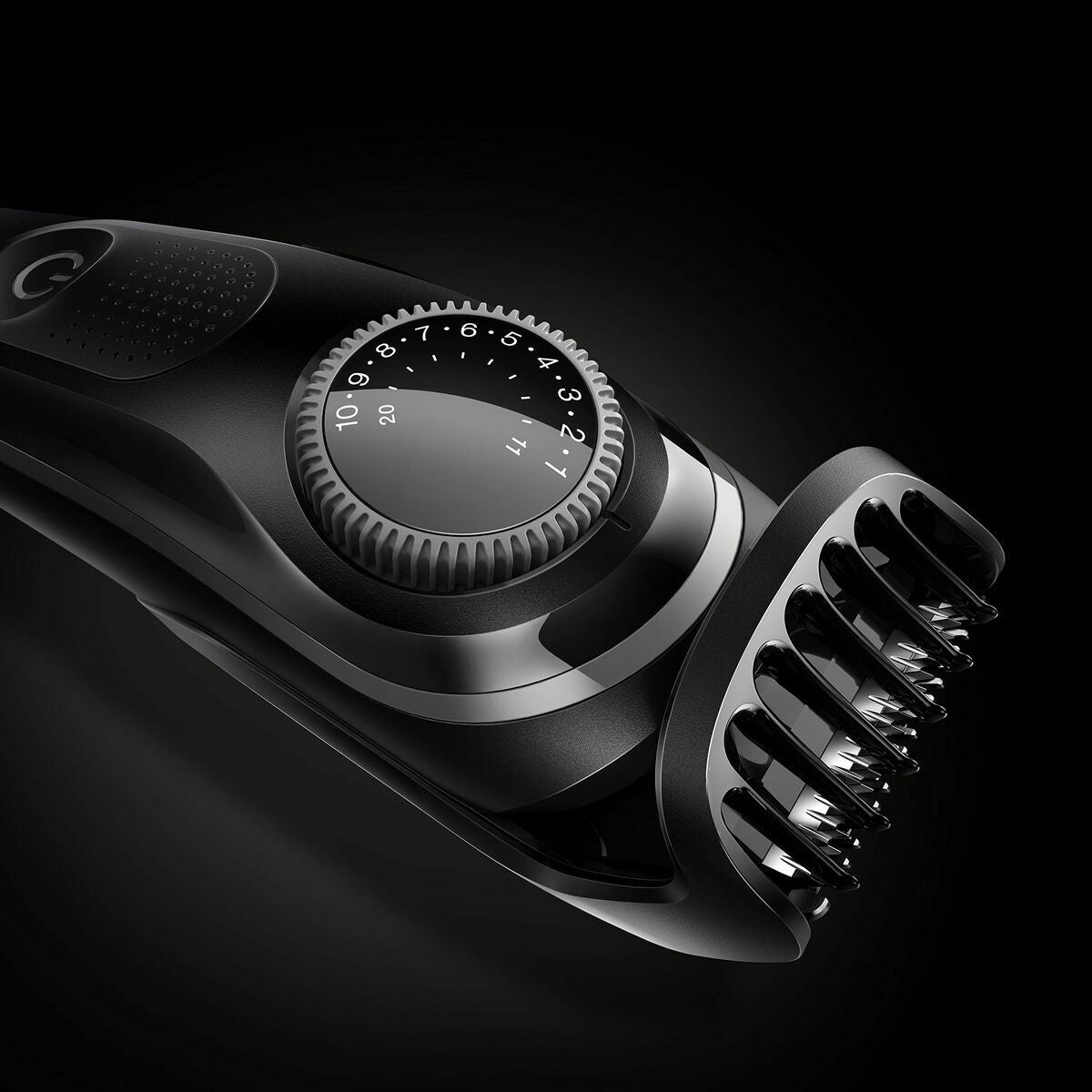 Tondeuse Braun BT3000 close-up showing adjustable length setting and comb attachment, on a dark background.