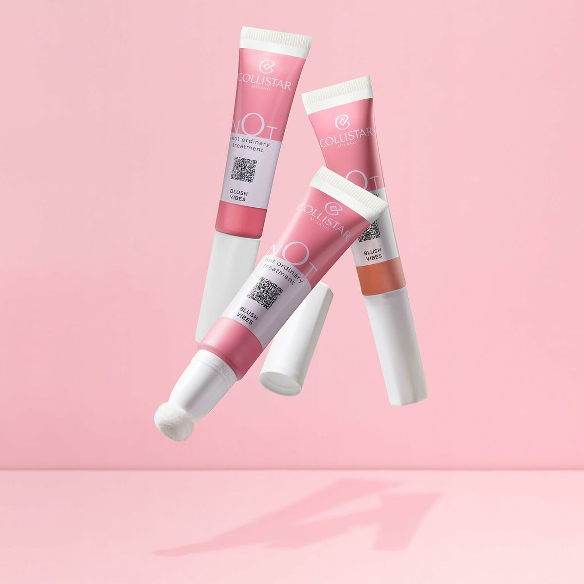 Set de Maquillage Collistar NOT avec tubes de maquillage végétalien sur fond rose, idéal pour booster votre sex-appeal.