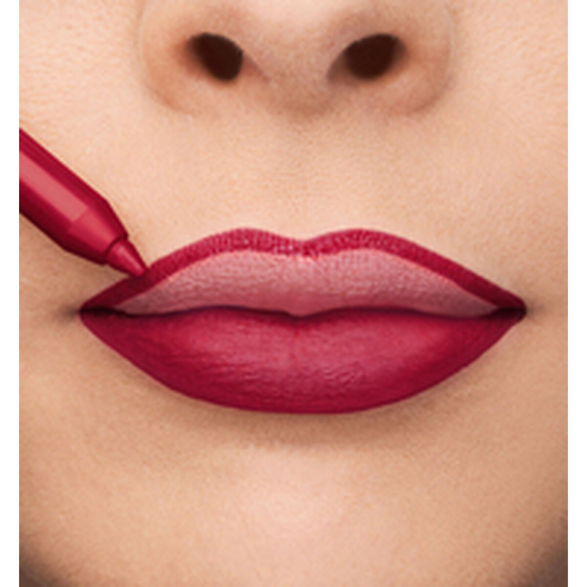 Application of Collistar Rouge à lèvres Nº 16-Rubino on lips, showcasing a rich, vibrant red color.