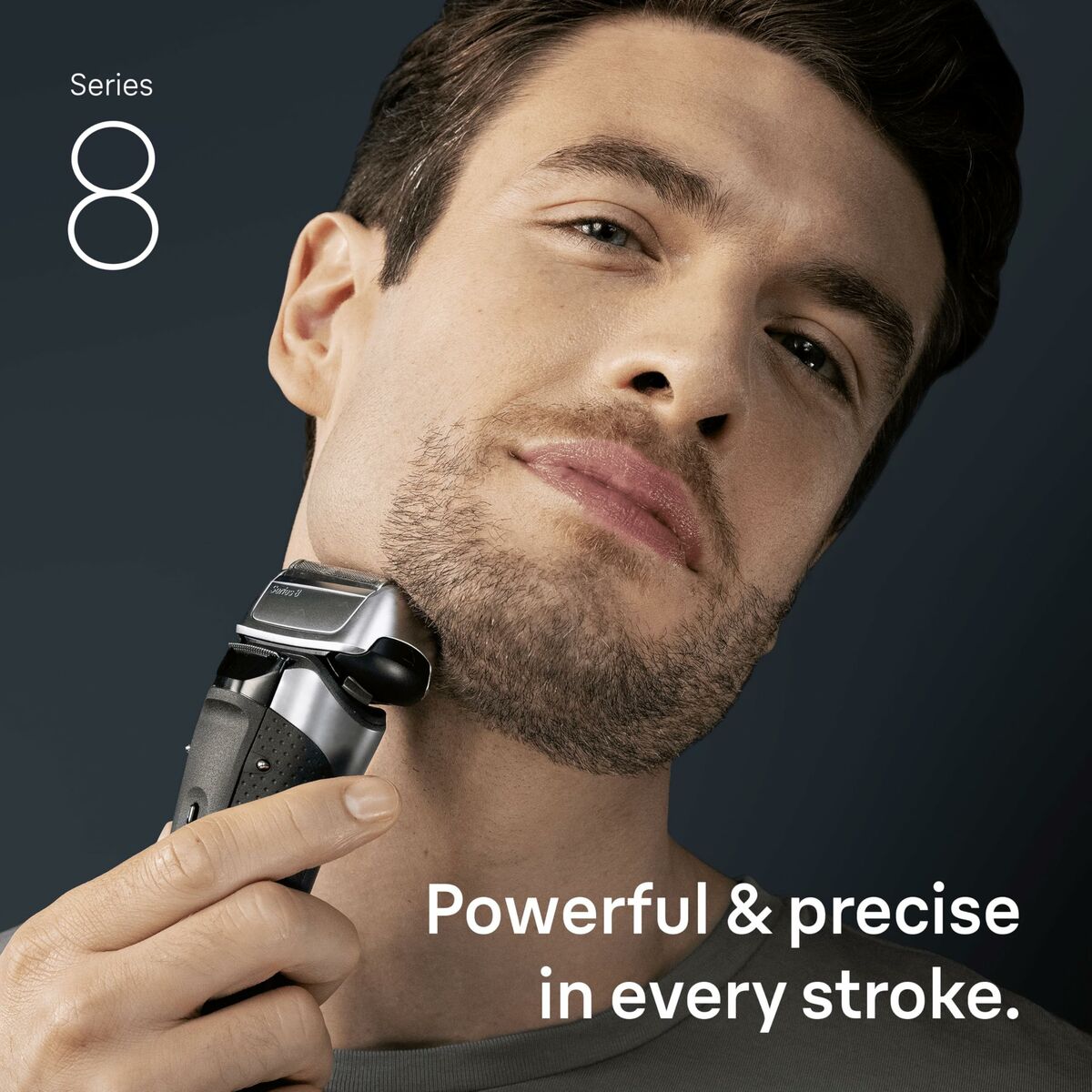 Homme utilisant le rasoir électrique Braun Series 8 8617S, affichant puissance et précision dans chaque passage.