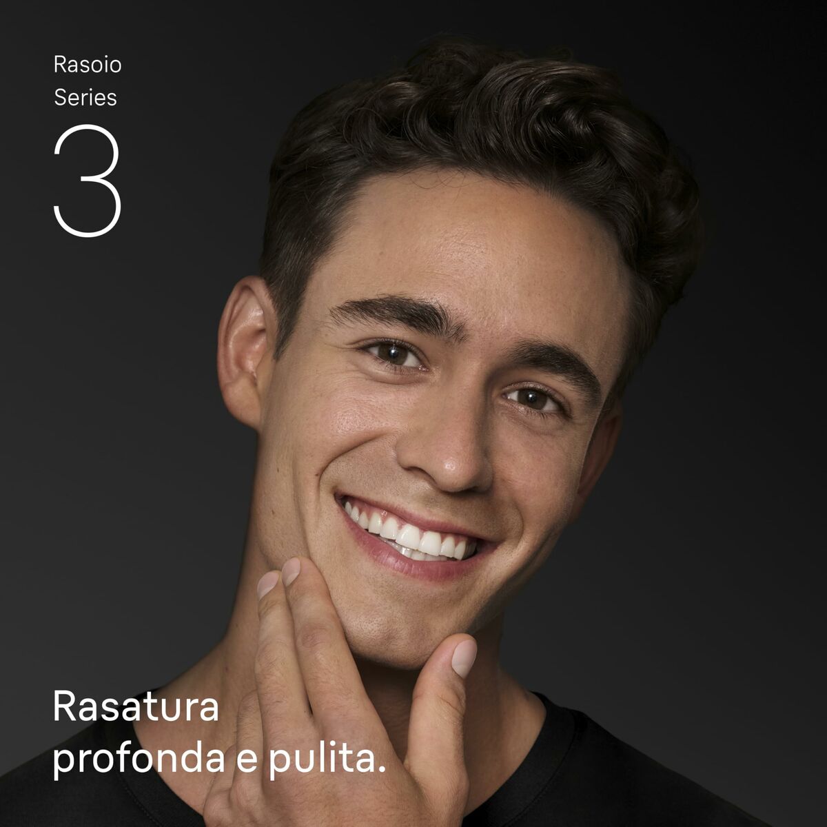 Homme souriant avec une peau bien soignée, présentant le rasoir électrique Braun Series 3 pour une rasage précis.