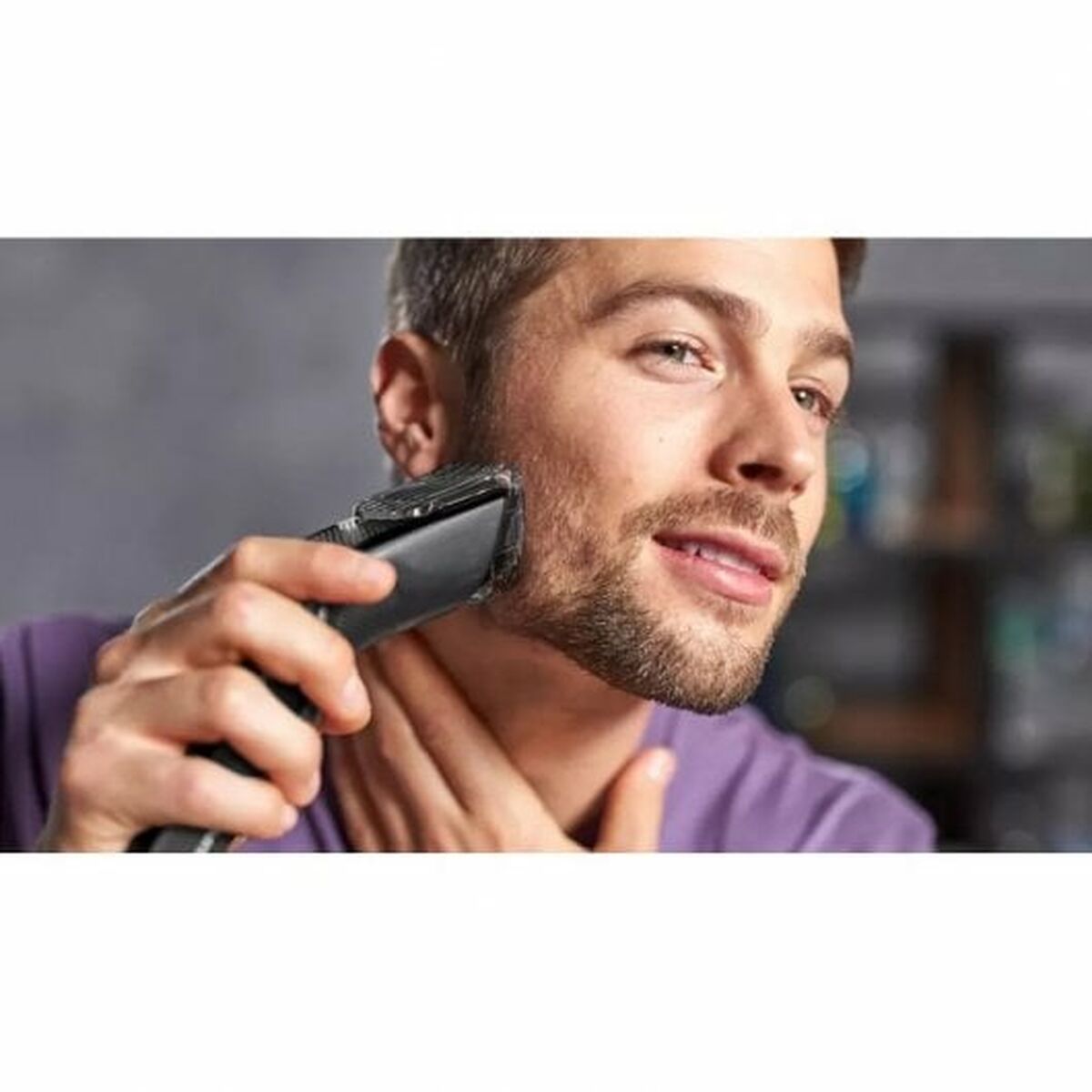 Homme utilisant la tondeuse Philips Series 3000 Noir pour l'entretien de sa barbe.